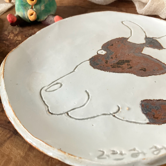 手作り窯焼き絵皿(牛)/Handmade Kiln-fired Dish (Cow) 4枚目の画像