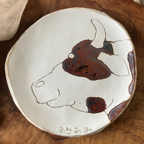 手作り窯焼き絵皿(牛)/Handmade Kiln-fired Dish (Cow) 2枚目の画像