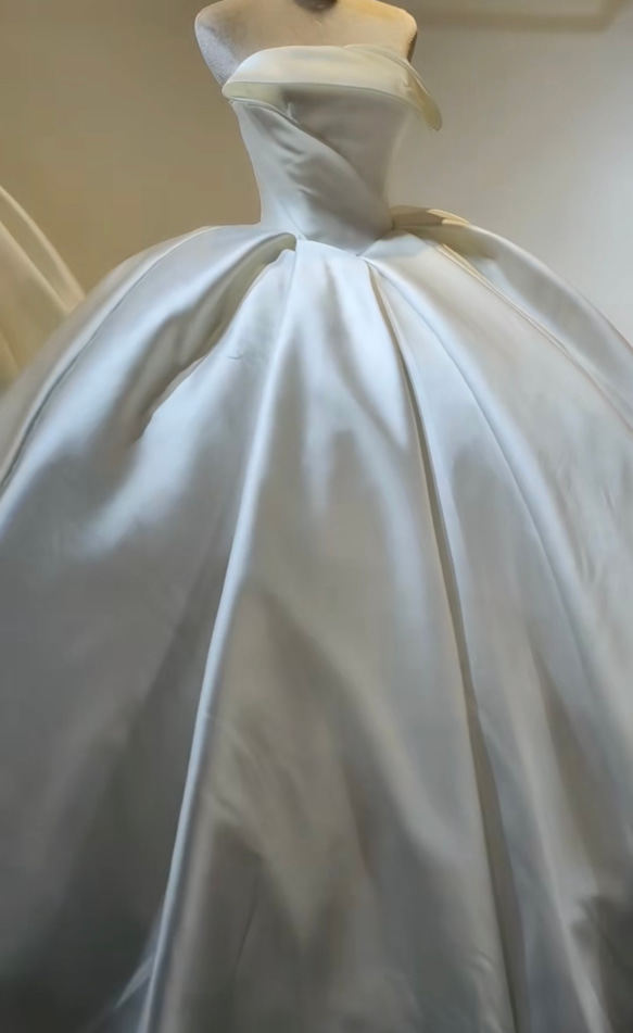 セール！売り切れまでに　シンプル　高級サテン　立体的　フレアースカート　ボリューム　オフホワイト　オーダーメイド可能花嫁 2枚目の画像