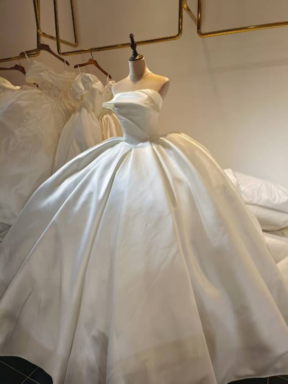セール！売り切れまでに　シンプル　高級サテン　立体的　フレアースカート　ボリューム　オフホワイト　オーダーメイド可能花嫁 3枚目の画像