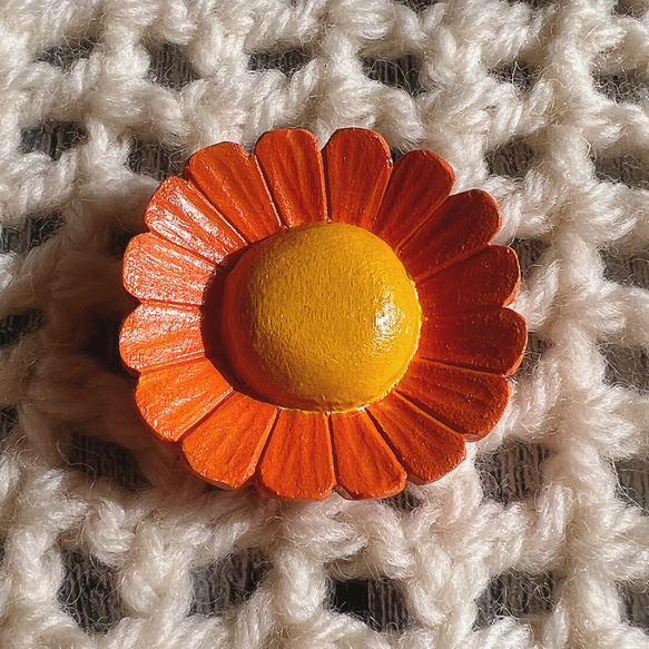 オレンジの花　木彫りブローチ 1枚目の画像