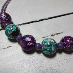 トルコ石とチェコビーズのショートネックレス、天然石と薄紫チェコビーズのショートネックレス 2枚目の画像