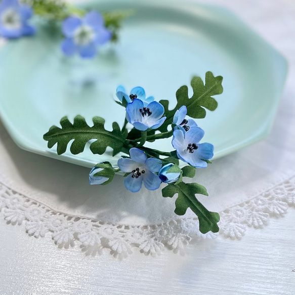 布花ブルーの小花が可愛いネモフィラのコサージュ コサージュ 布花工房