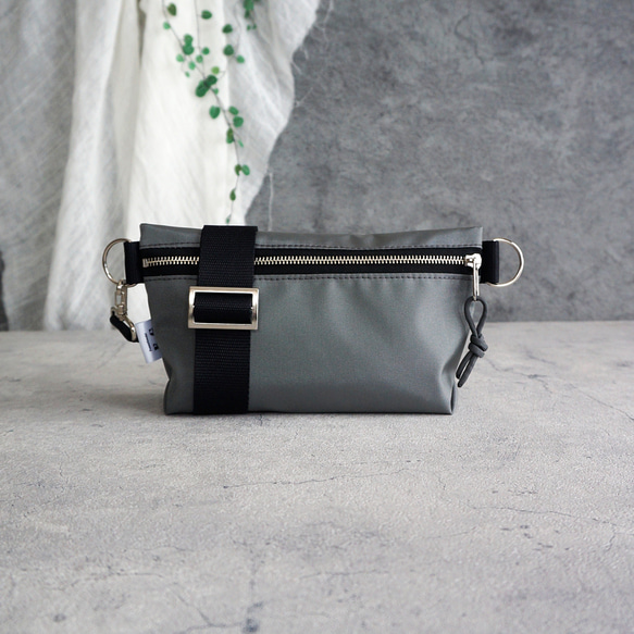 軽量!防水撥水ナイロン サコッシュ（グレー）アウトドアやフェスに