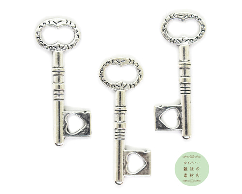 鍵山にハートの入った楕円形（オーバル）の鍵のやや大きめチャーム