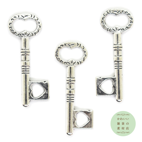 鍵山にハートの入った楕円形（オーバル）の鍵のやや大きめチャーム