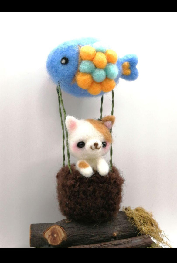 羊毛フェルト　気球でふわふわご機嫌三毛猫 3枚目の画像