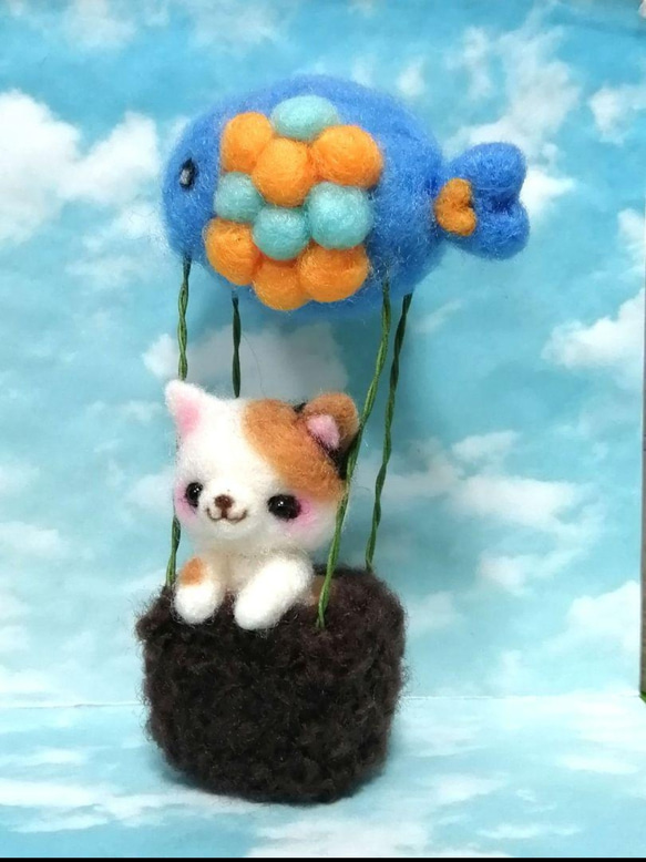 羊毛フェルト　気球でふわふわご機嫌三毛猫 2枚目の画像
