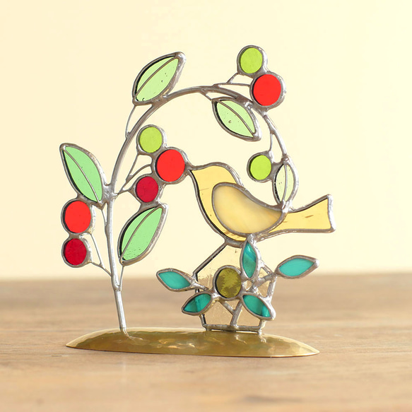 ついばむ鳥  ---赤い実と黄金色の鳥---　（真鍮ベース）　ステンドグラス 1枚目の画像