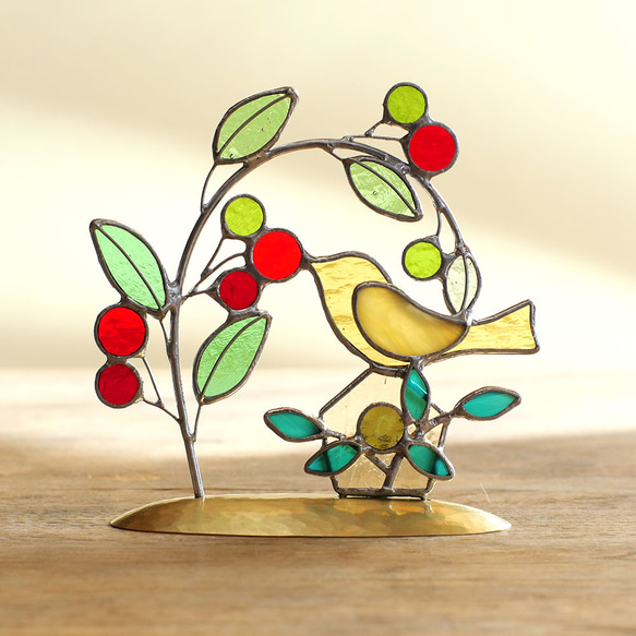 ついばむ鳥  ---赤い実と黄金色の鳥---　（真鍮ベース）　ステンドグラス 3枚目の画像