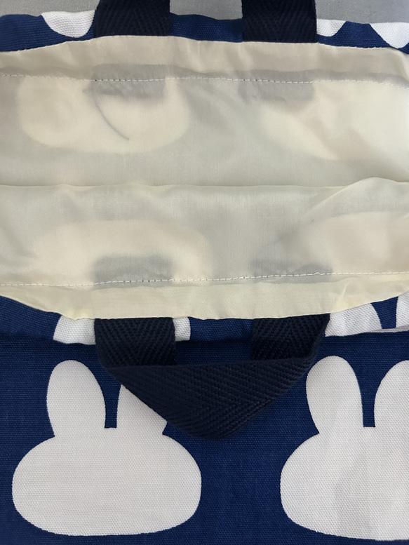 【新柄】可愛いうさぎちゃん　青×白　オックス　体操着入れ お着替え入れ 大きな巾着  ナップサック 持ち手付き 4枚目の画像