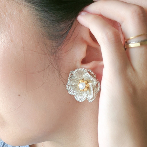 お花のシルエットをデザインしたやわらかなお花のピアス　K18PG お花のシルエットをデザインしたやわらかなお花のピアス K18PG
