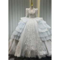 お買い得、高評価続出！水色　フレアースカート　ロングトレーン　豪華ウェディングドレス　ボリューム　Ｖネックきらきらビジュ 1枚目の画像