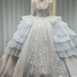 お買い得、高評価続出！水色　フレアースカート　ロングトレーン　豪華ウェディングドレス　ボリューム　Ｖネックきらきらビジュ 3枚目の画像