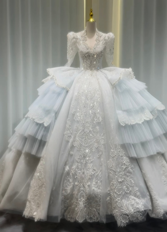 お買い得、高評価続出！水色　フレアースカート　ロングトレーン　豪華ウェディングドレス　ボリューム　Ｖネックきらきらビジュ 3枚目の画像