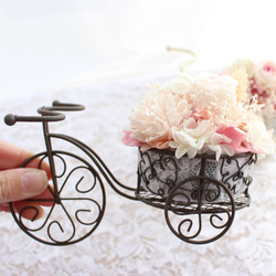 フラワー自輪車アレンジメント 黒　誕生日　プリザーブドフラワー 記念日　お祝い　プレゼント　結婚　ピンク　退職　花 8枚目の画像