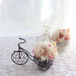 フラワー自輪車アレンジメント 黒　誕生日　プリザーブドフラワー 記念日　お祝い　プレゼント　結婚　ピンク　退職　花 2枚目の画像