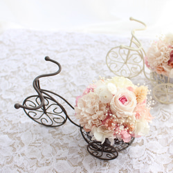 フラワー自輪車アレンジメント 黒　誕生日　プリザーブドフラワー 記念日　お祝い　プレゼント　結婚　ピンク　退職　花 4枚目の画像