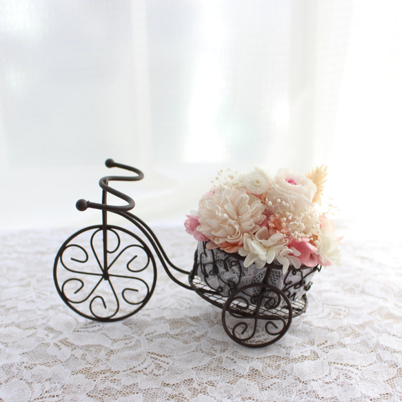 フラワー自輪車アレンジメント 黒　誕生日　プリザーブドフラワー 記念日　お祝い　プレゼント　結婚　ピンク　退職　花 6枚目の画像