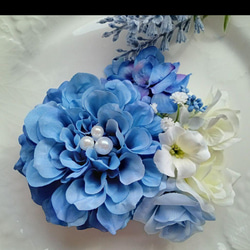 ロイヤルブルーのダリアとバラに白のバラとブロッサムの親子コサージュ 2枚目の画像