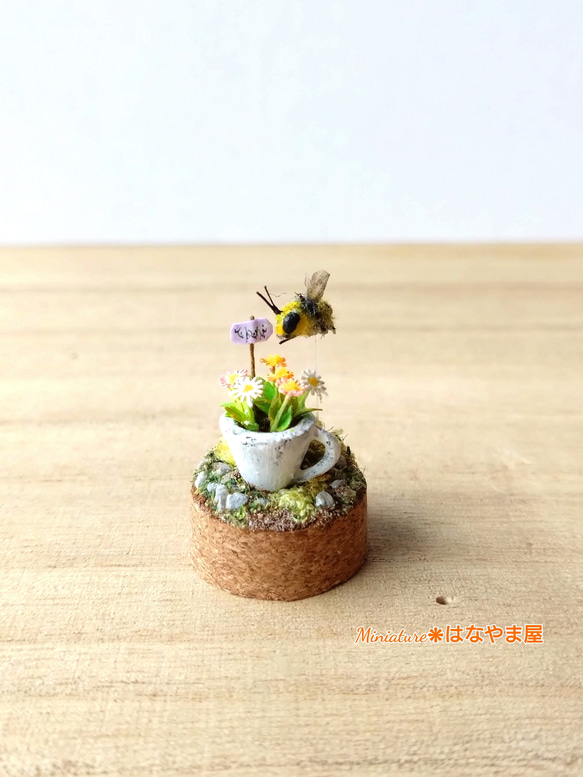 ミニチュア✿ミニチュア雑貨✿蜂と小花 1枚目の画像