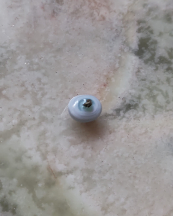 ヴィンテージ　水色マーブル　ガラスボタン 2枚目の画像