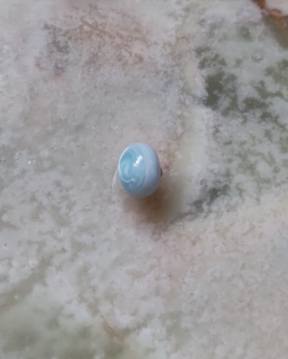 ヴィンテージ　水色マーブル　ガラスボタン 1枚目の画像