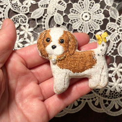 キャバリア　ブローチ　犬　ビーズ　ハンドメイド　手刺繍　刺繍　木苺 7枚目の画像