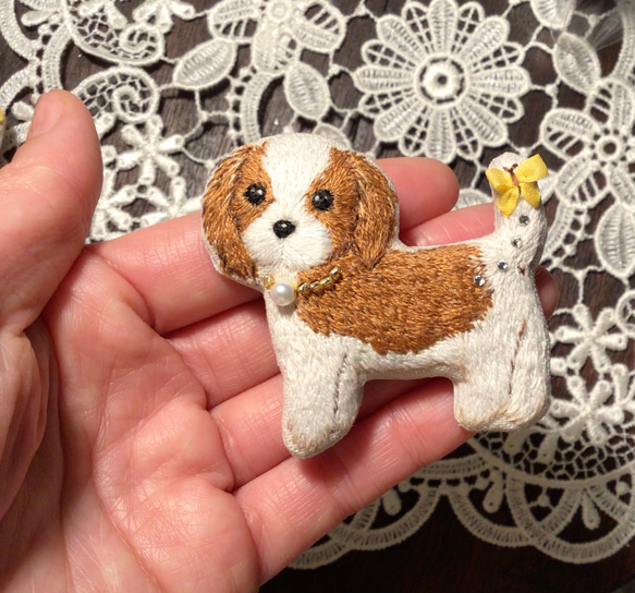 キャバリア　ブローチ　犬　ビーズ　ハンドメイド　手刺繍　刺繍　木苺 7枚目の画像