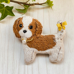 キャバリア　ブローチ　犬　ビーズ　ハンドメイド　手刺繍　刺繍　木苺 6枚目の画像