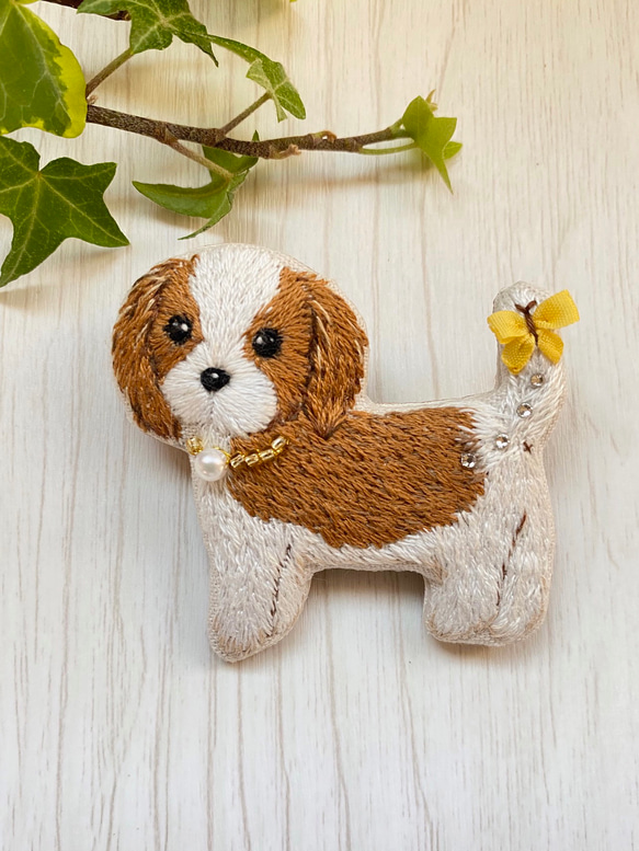 キャバリア　ブローチ　犬　ビーズ　ハンドメイド　手刺繍　刺繍　木苺 6枚目の画像