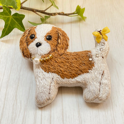 キャバリア　ブローチ　犬　ビーズ　ハンドメイド　手刺繍　刺繍　木苺 4枚目の画像