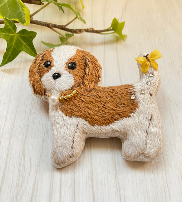 キャバリア　ブローチ　犬　ビーズ　ハンドメイド　手刺繍　刺繍　木苺 4枚目の画像