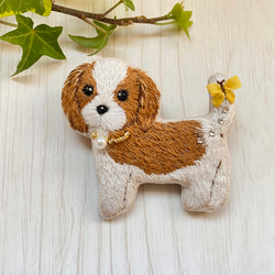 キャバリア　ブローチ　犬　ビーズ　ハンドメイド　手刺繍　刺繍　木苺 1枚目の画像