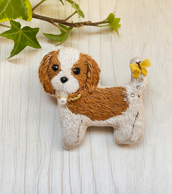 キャバリア　ブローチ　犬　ビーズ　ハンドメイド　手刺繍　刺繍　木苺 1枚目の画像