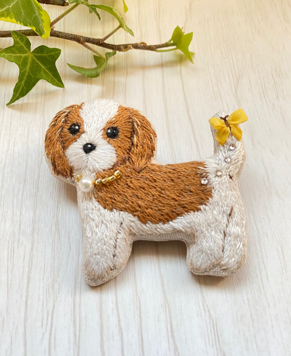 キャバリア　ブローチ　犬　ビーズ　ハンドメイド　手刺繍　刺繍　木苺 2枚目の画像