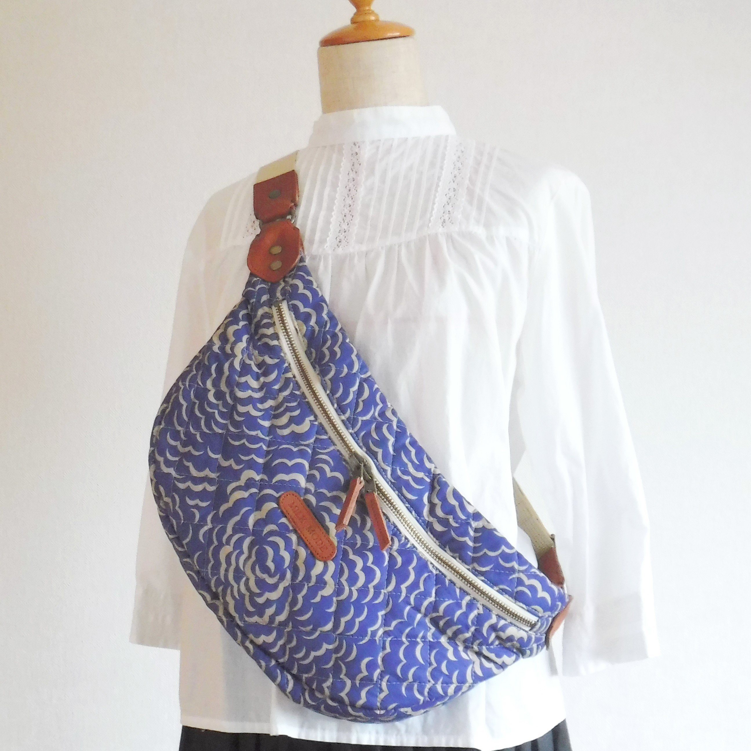 【送料無料】リバティ・パフ（サファイア）キルティング生地/ボディバッグショルダー/三日月型ムーンショルダー