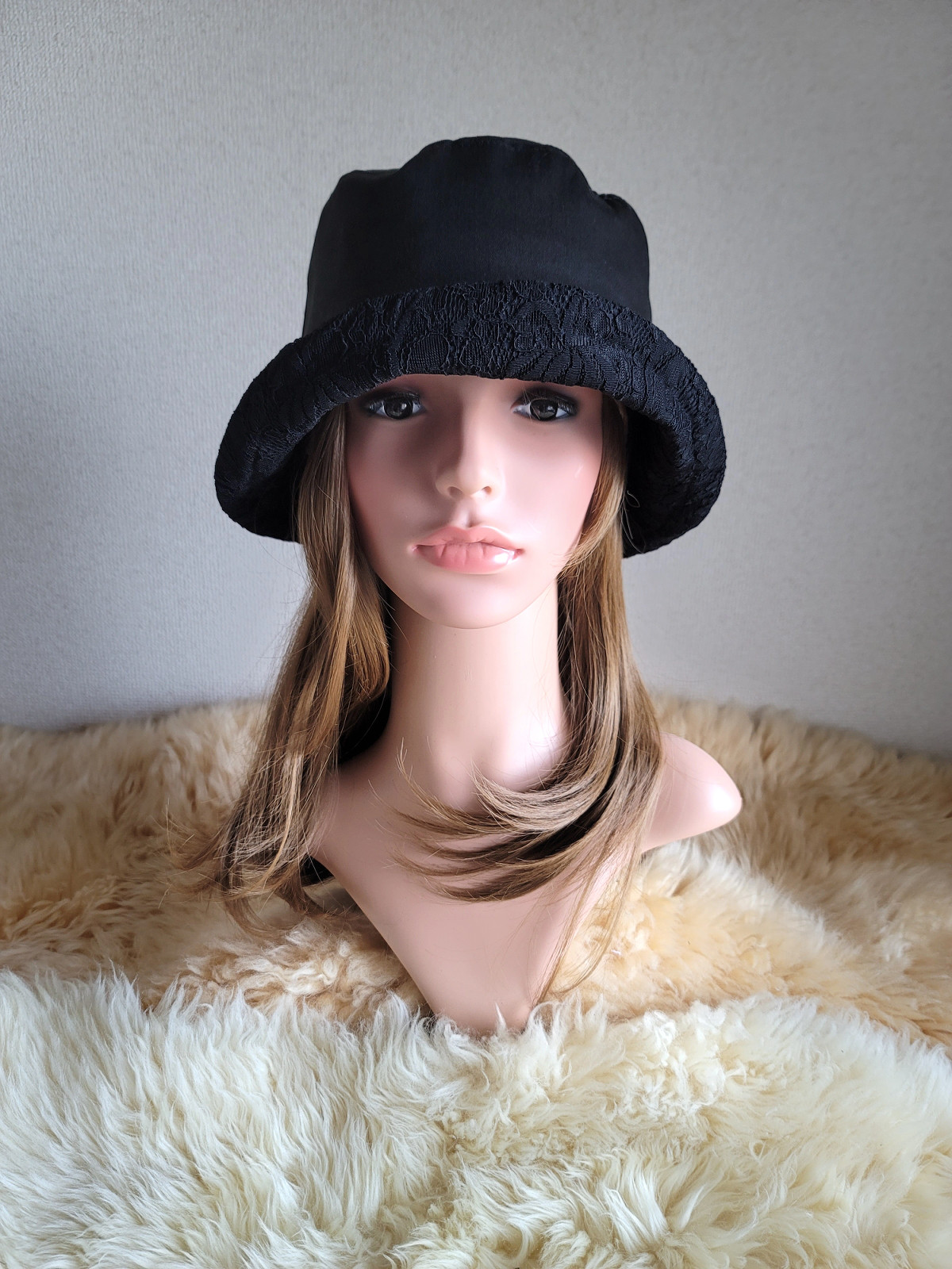 襟元が邪魔になら無い★ビッグボタン　コンパクトhat★BLACK×花柄レース