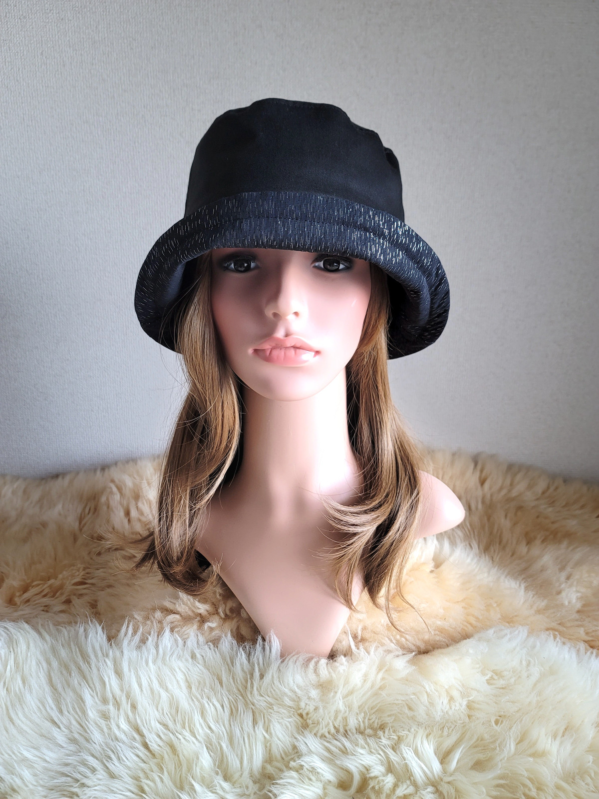 襟元が邪魔になら無い★ビッグボタン　コンパクトhat★BLACK×ラメシルバー 5,985円