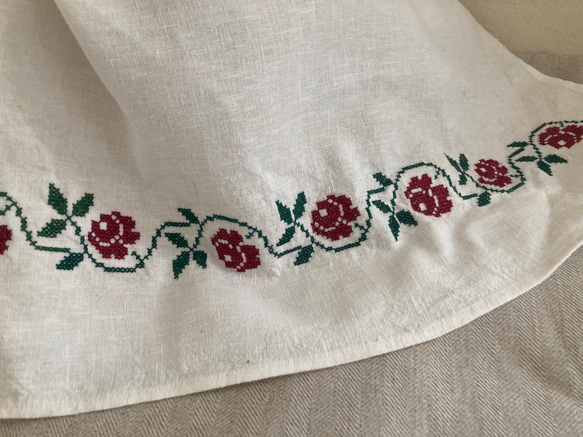 ホワイトリネンクロス　ROSEGARDEN手刺繍 5枚目の画像