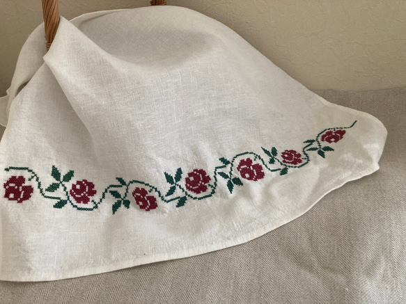 ホワイトリネンクロス　ROSEGARDEN手刺繍 4枚目の画像