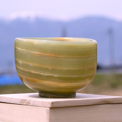 石の器　抹茶茶碗『春風』天然石オニックスを使った希少な石の器 。手作業で彫りだしました。 1枚目の画像