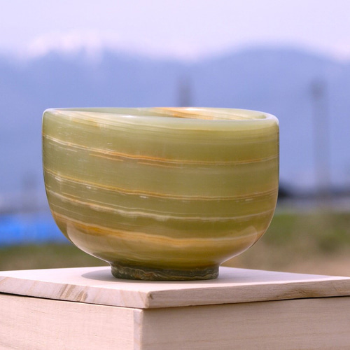 抹茶茶碗『春風』天然石オニックスを使った希少な石の器 。手作業で