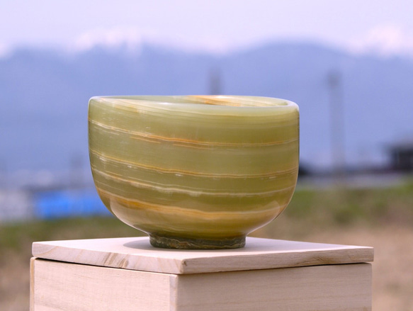 石の器　抹茶茶碗『春風』天然石オニックスを使った希少な石の器 。手作業で彫りだしました。 1枚目の画像