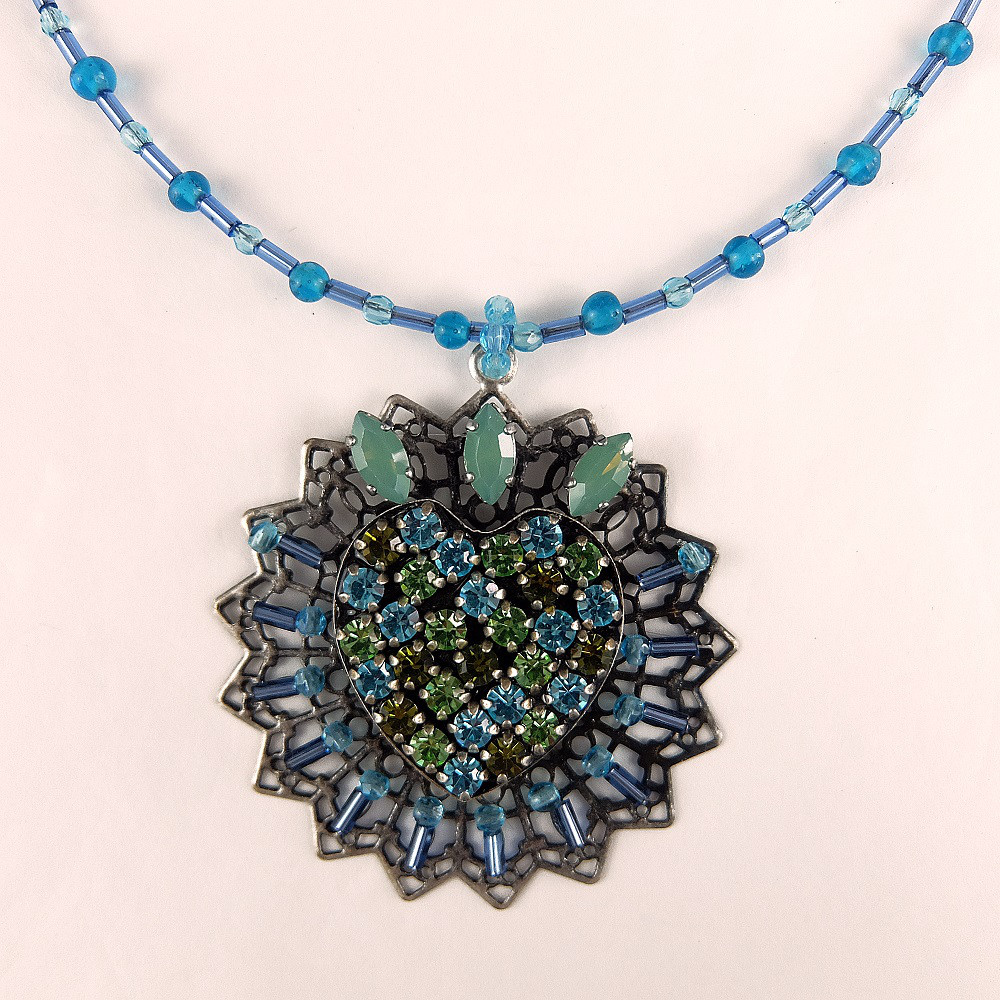 ラインストーンハート型とスレンダービーズのロングネックレス、ブルーグリーンクリスタルラインストーンのネックレス