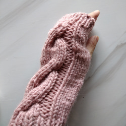 手編みのハンドウォーマー　くすみピンク 3枚目の画像
