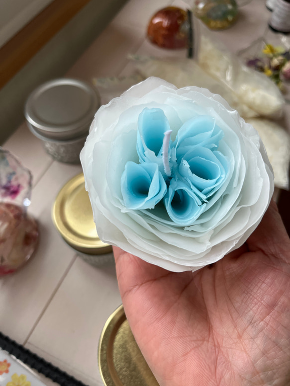 青い薔薇キャンドル 2枚目の画像