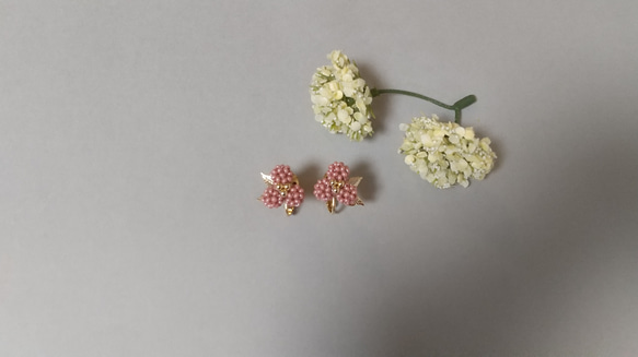 シードビーズで編んだお花の(ピアス・イヤリング)(ピンク)(お出かけ・結婚式) 3枚目の画像