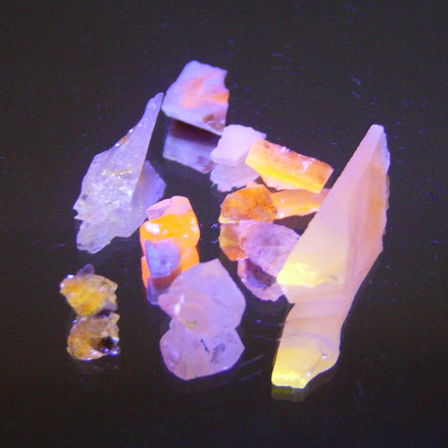 40229-6 北海道産出 (@_@) ☆彡 蛍光オパール原石 天然石 GEO ROCK