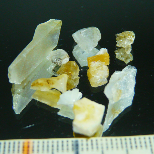 40229-6 北海道産出 (@_@) ☆彡 蛍光オパール原石 天然石 GEO ROCK